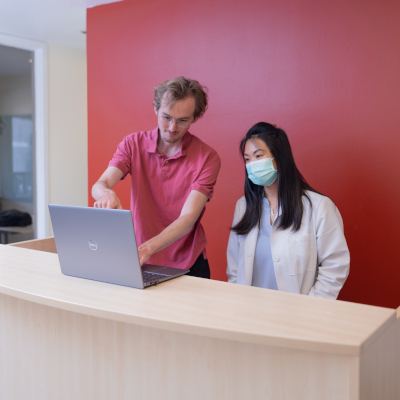doctor-staff-laptop_400x400